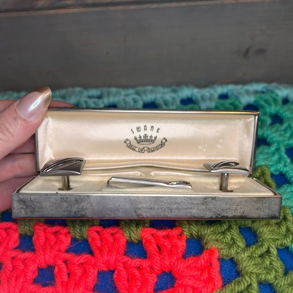 3/$10 Vintage SWANK Cufflinks and Tie Bar Set
